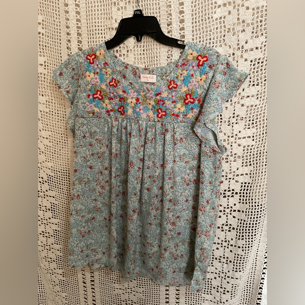 Hatley & Co embroidered floral top blouse flutter sleeves Medium